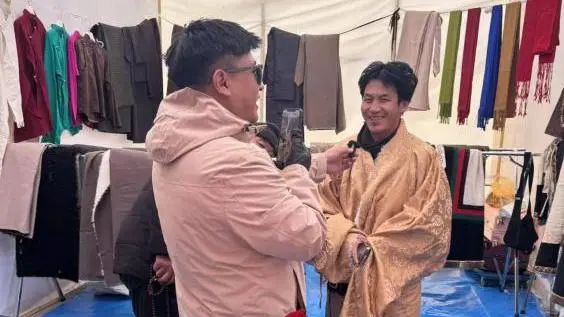 色尼区“秀色”直播助力第十七届畜产品展销会.jpg