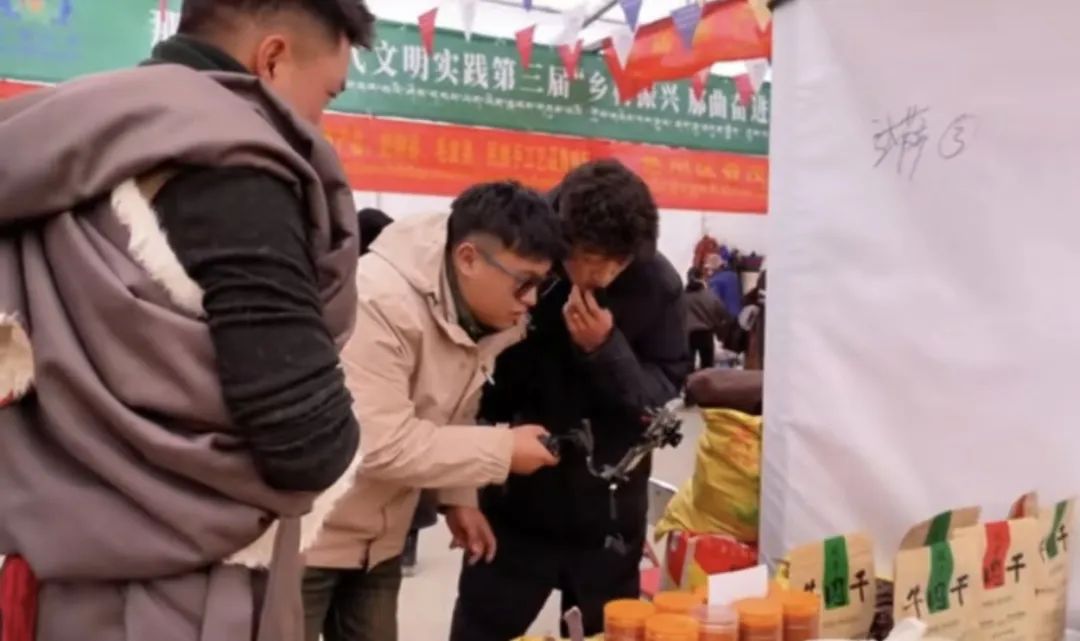 色尼区“秀色”直播助力第十七届畜产品展销会1.jpg