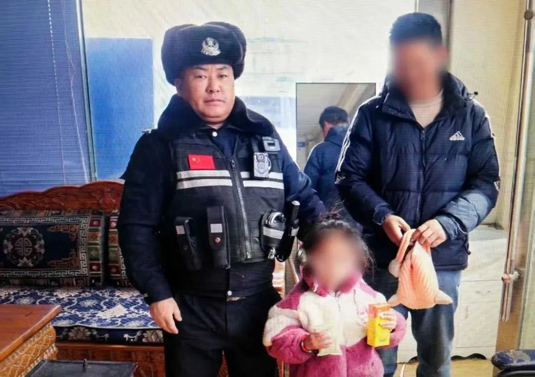 色尼公安：萌娃走失 民辅警贴心守护.jpg