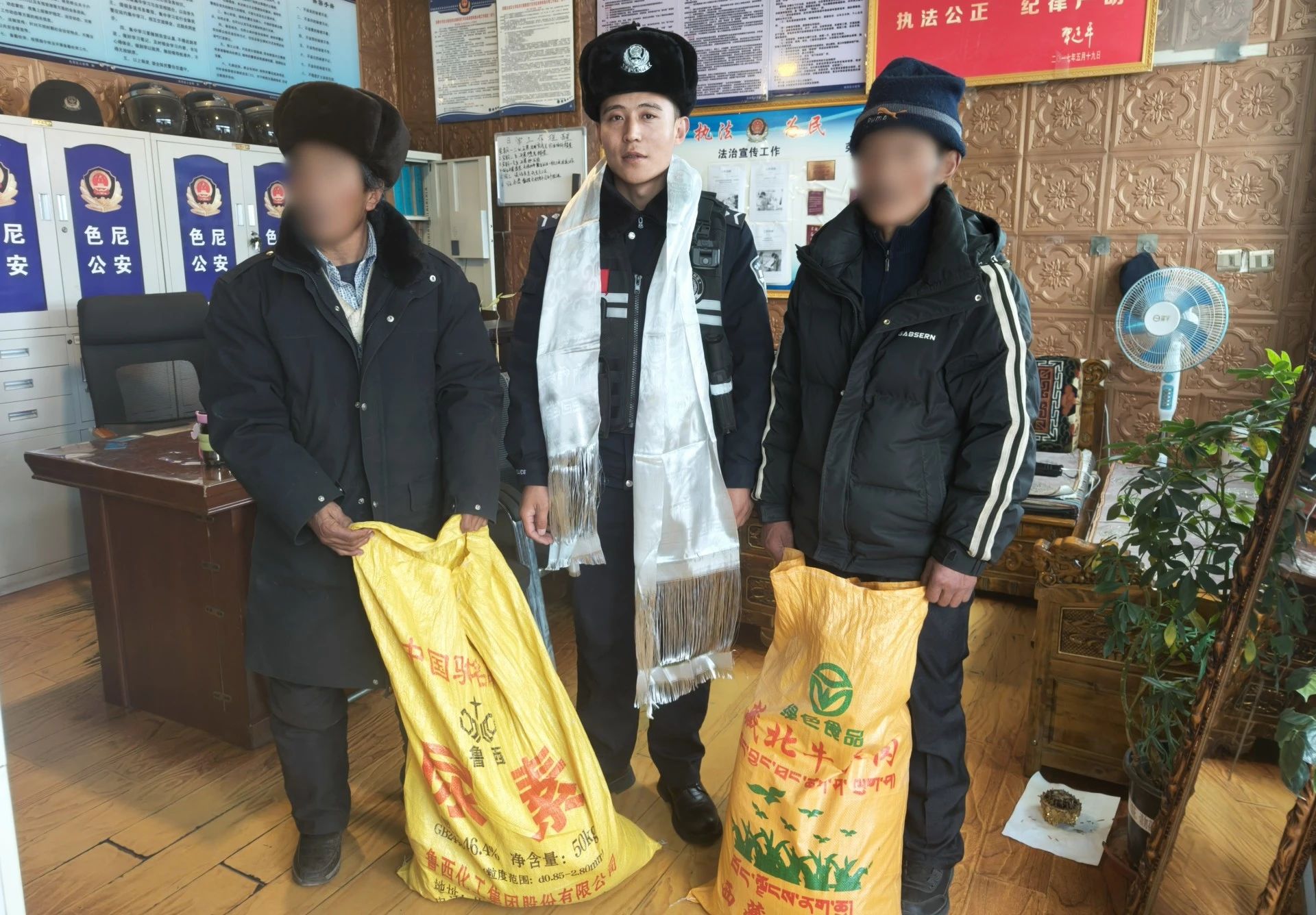 色尼公安速解群众“燃眉之急”.jpg