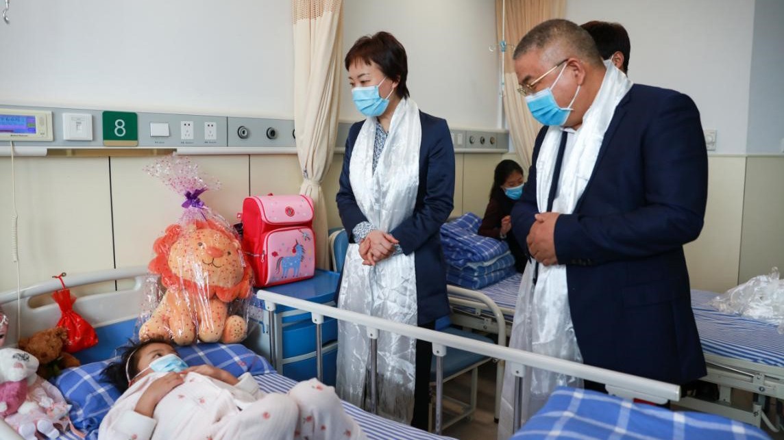 杭州市领导看望在杭救治的色尼区籍脊柱畸形患者.jpg