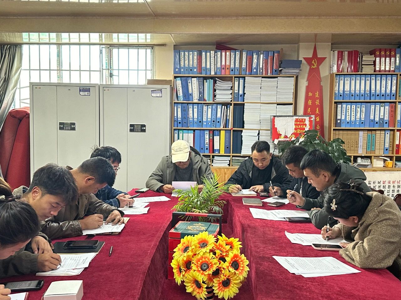 色尼区委组织部召开2024年9月第2次周例会.jpg