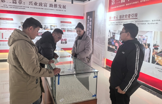 色尼区委组织部督导检查村史馆建设情况.png
